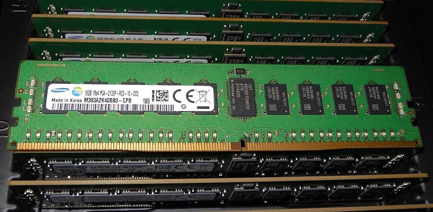 สรุปการเปรียบเทียบระหว่าง UDIMM กับ RDIMM คือ:
โดยปกติแล้ว UDIMM จะมีราคาถูกกว่า RDIMMs
สำหรับ DIMM หน่วยความจำหนึ่งช่องต่อ UDIMM หน่วยความจำมีแบนด์วิดท์หน่วยความจำดีกว่า RDIMM (0.5 เปอร์เซ็นต์) เล็กน้อย
สำหรับ DIMM สองช่องต่อหน่วยความจำ RDIMM มีแบนด์วิดท์หน่วยความจำที่ดีกว่า (8.7 เปอร์เซ็นต์) กว่า UDIMM
สำหรับความจุเดียวกัน RDIMM จะต้องมีค่าประมาณ 0.5 ถึง 1.0 W ต่อ DIMM มากกว่า UDIMM
RDIMMs ยังให้การวัดเพิ่มเติมของ RAS
การตรวจจับความเท่าเทียมกันของสัญญาณควบคุมที่อยู่ / ควบคุม
RDIMM สามารถใช้ x4 DRAMs ดังนั้น SDDC สามารถแก้ไขข้อผิดพลาดของอุปกรณ์ DRAM ได้ในโหมดช่องสัญญาณอิสระ
ปัจจุบันหน่วยความจำ UDIMM มีให้เลือกขนาด 1 GB และ 2 GB DIMM จาก Dell
UDIMM จะถูก จำกัด ไว้ที่ DIMM สองช่องต่อช่องหน่วยความจำ